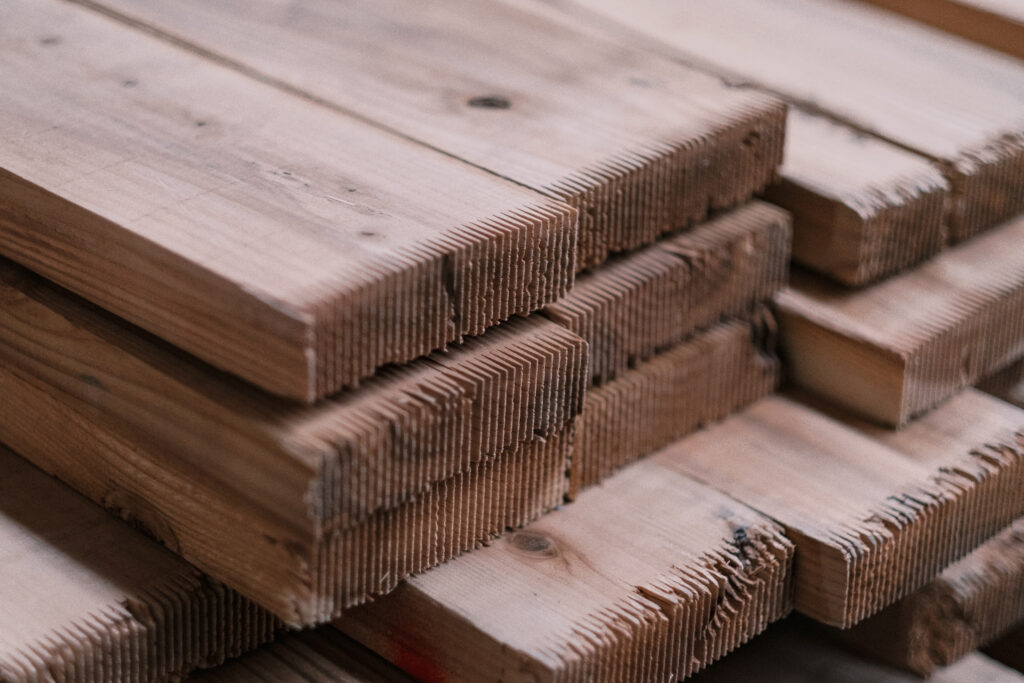 holzstapel-in-fabrik