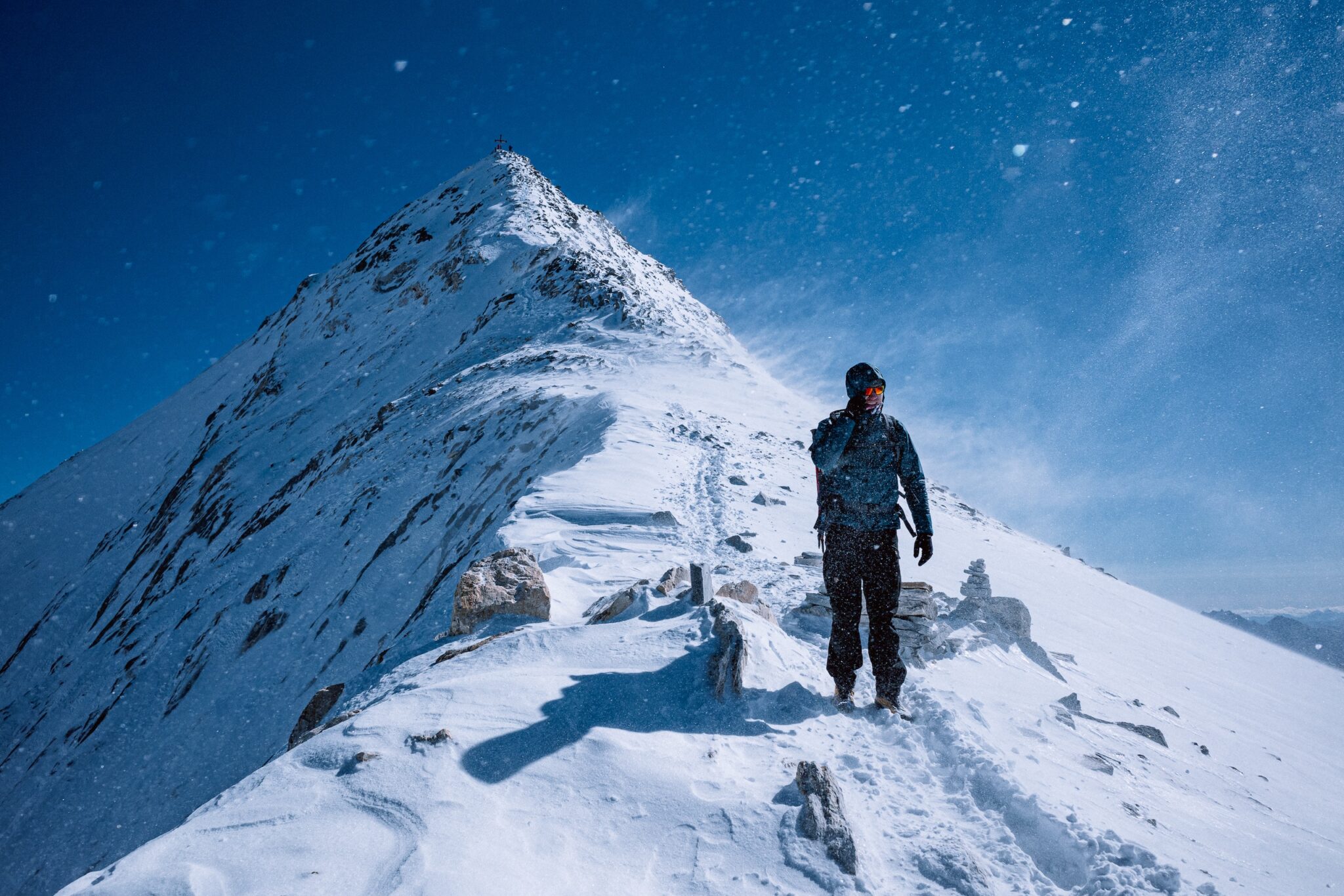 Bergsteiger am Gipfelgrat des Hochfeilers (Südtirol, Italien) im Schneetreiben.